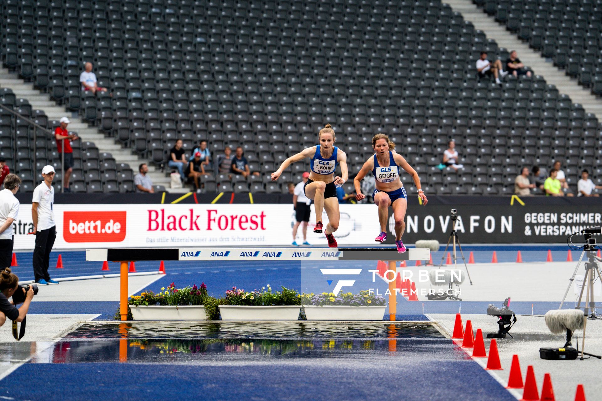 Tina Boehm (OTB Osnabrueck) und Katrin Geiger (SV Steinheim) ueber 3000m Hindernis waehrend der deutschen Leichtathletik-Meisterschaften im Olympiastadion am 25.06.2022 in Berlin